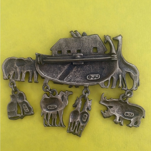 Vintage Noah’s Ark Charm Brooch signed JJ - Picture 2 of 2